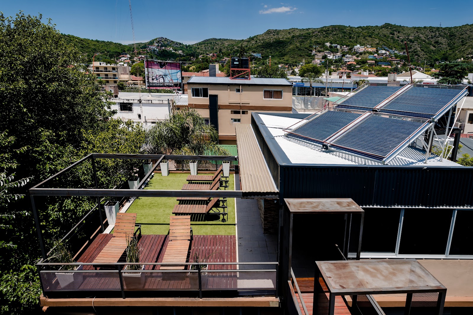 Solárium techado con reposeras y vista a las sierras de Villa Carlos Paz